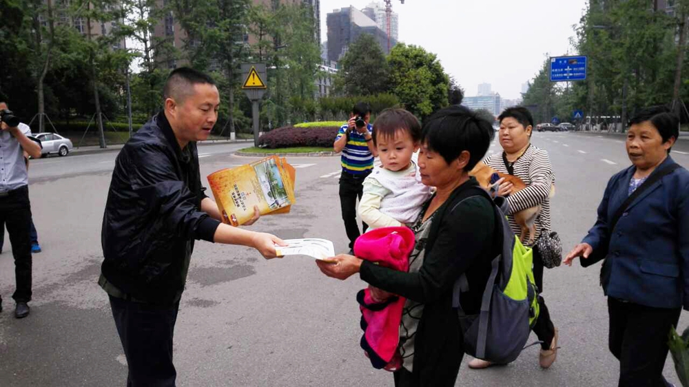 工作人员现场为市民讲解打围施工，得到市民们的理解与支持