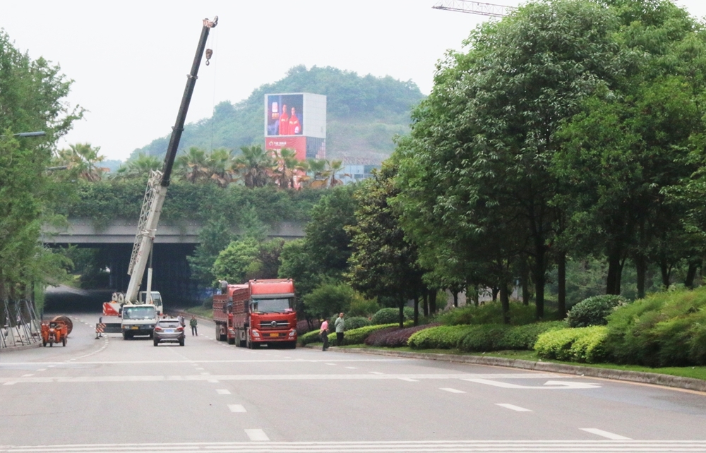 南湖公园西大门跨线桥封闭施工