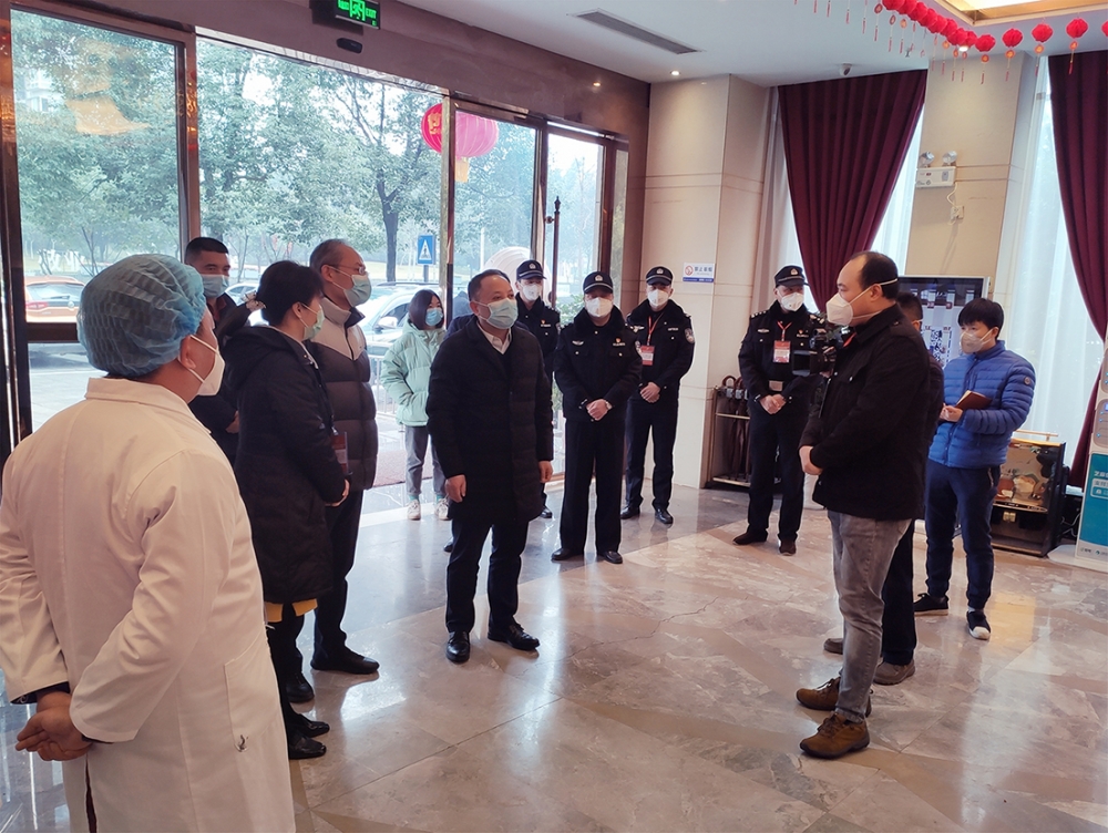 自贡市委副书记、市长何树平一行到自贡市区“爱心酒店”——天骄大酒店视察疫情防控工作