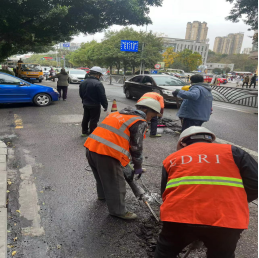 修复坑洼路面，保障春节出行安全