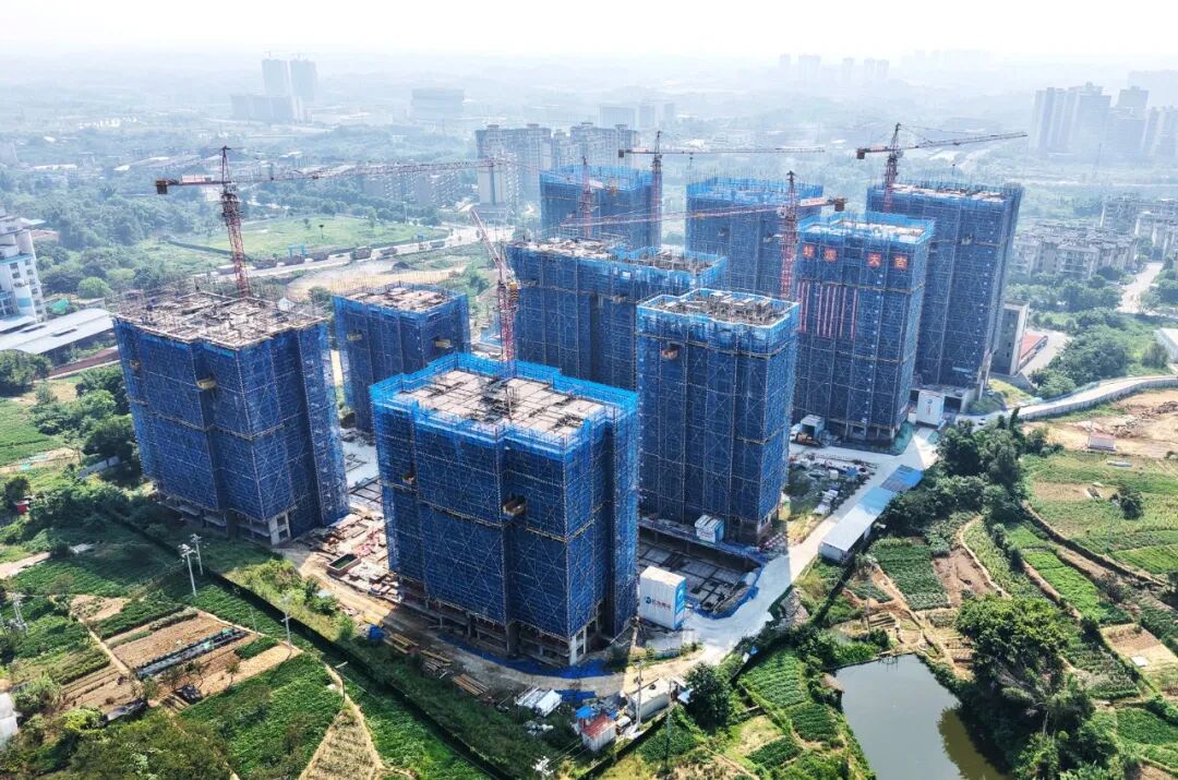 汇东建工 | 东部新城新燕东片区城中村改造项目5号楼顺利封顶